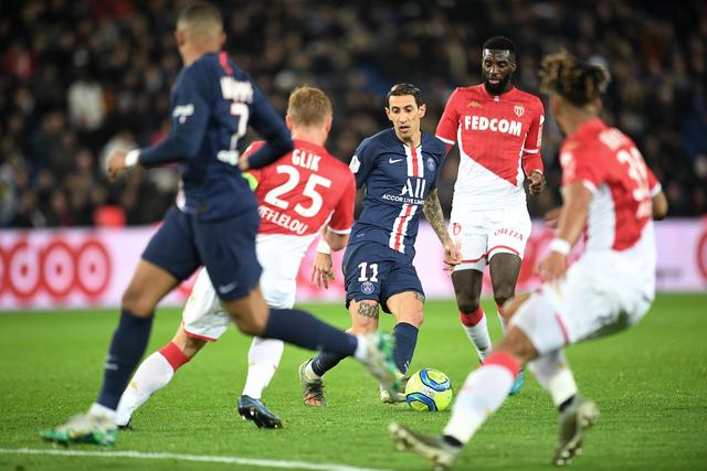 每体：拉菲尼亚没有经纪人也无意离开巴萨，他决心履行完合同（每体：拉菲尼亚无经纪人且无离队打算，坚决履行与巴萨合同至期）