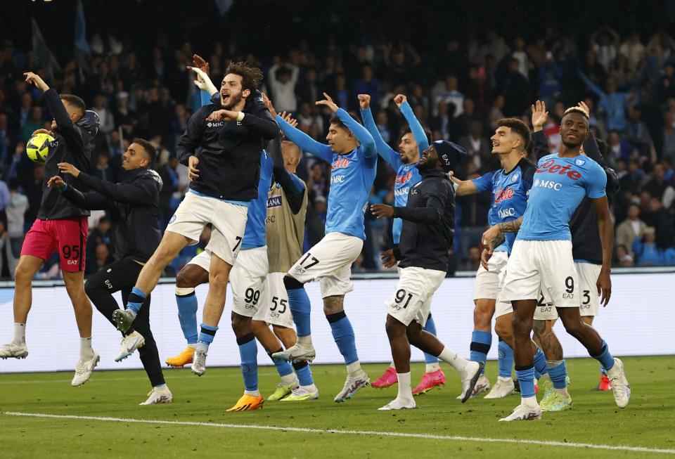 前锋单场双响助球队取胜（前锋梅开二度助球队告捷）