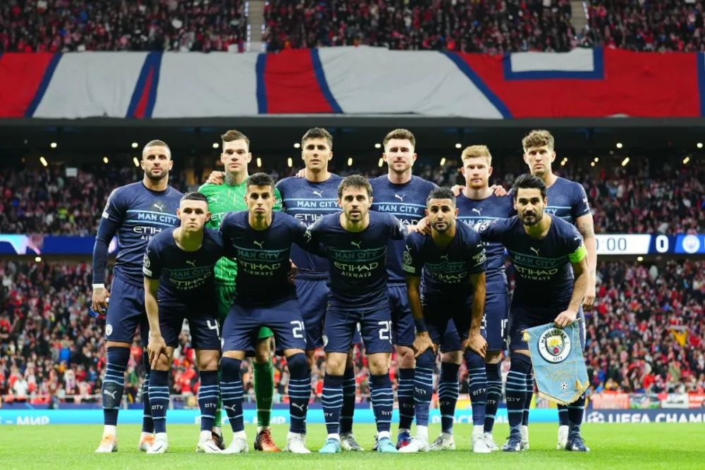 意大利队2026年球衣：蓝色底色外加树叶条纹，配以金色配饰（意大利队2026战袍：蓝色基调融入叶片纹理，辅以金色点缀）