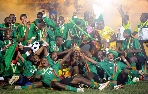 申京隔扣颜射亚当斯，后者按头锁喉遭申京“挑衅”：就扣你这混球