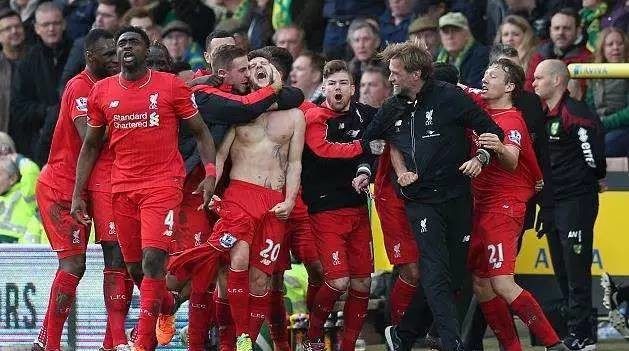 身背两黄，德容与卡萨多在欧冠再吃黄牌就要停赛（德容、卡萨多已两黄在身，欧冠再领黄牌将被停赛）