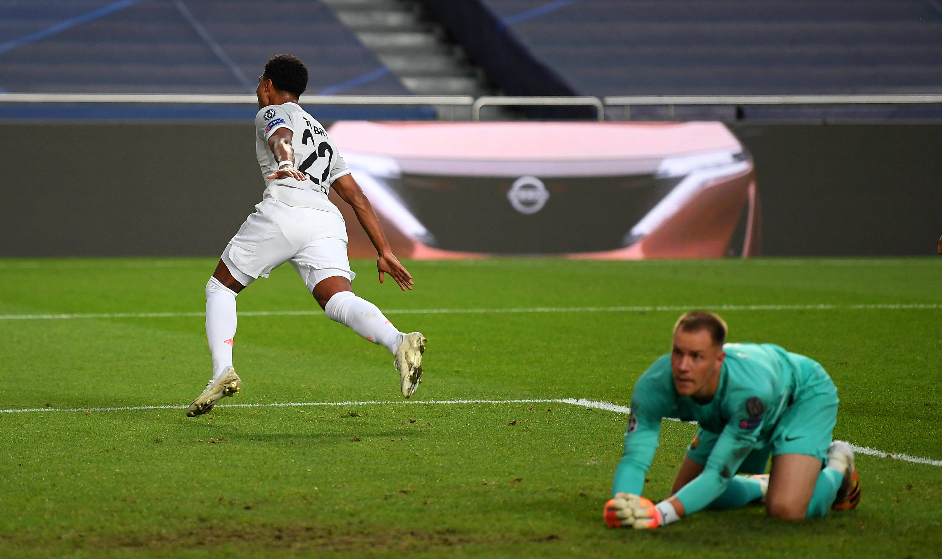 弗罗因德：对诺伊尔的未来我们并不着急；拜仁确实联系过安东尼（弗罗因德：诺伊尔的未来不急定论，拜仁已与安东尼取得联系）