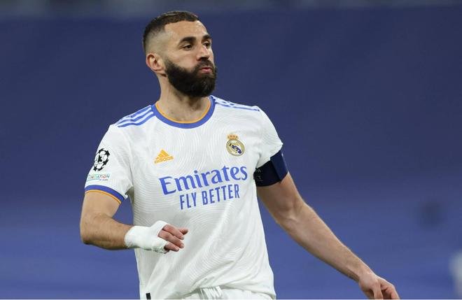 维拉社媒调侃曼联蓄发哥：10连胜！都够那哥们剪两次头发了（维拉社媒揶揄曼联“蓄发哥”：10连胜的功夫，他都能剪两次头了）