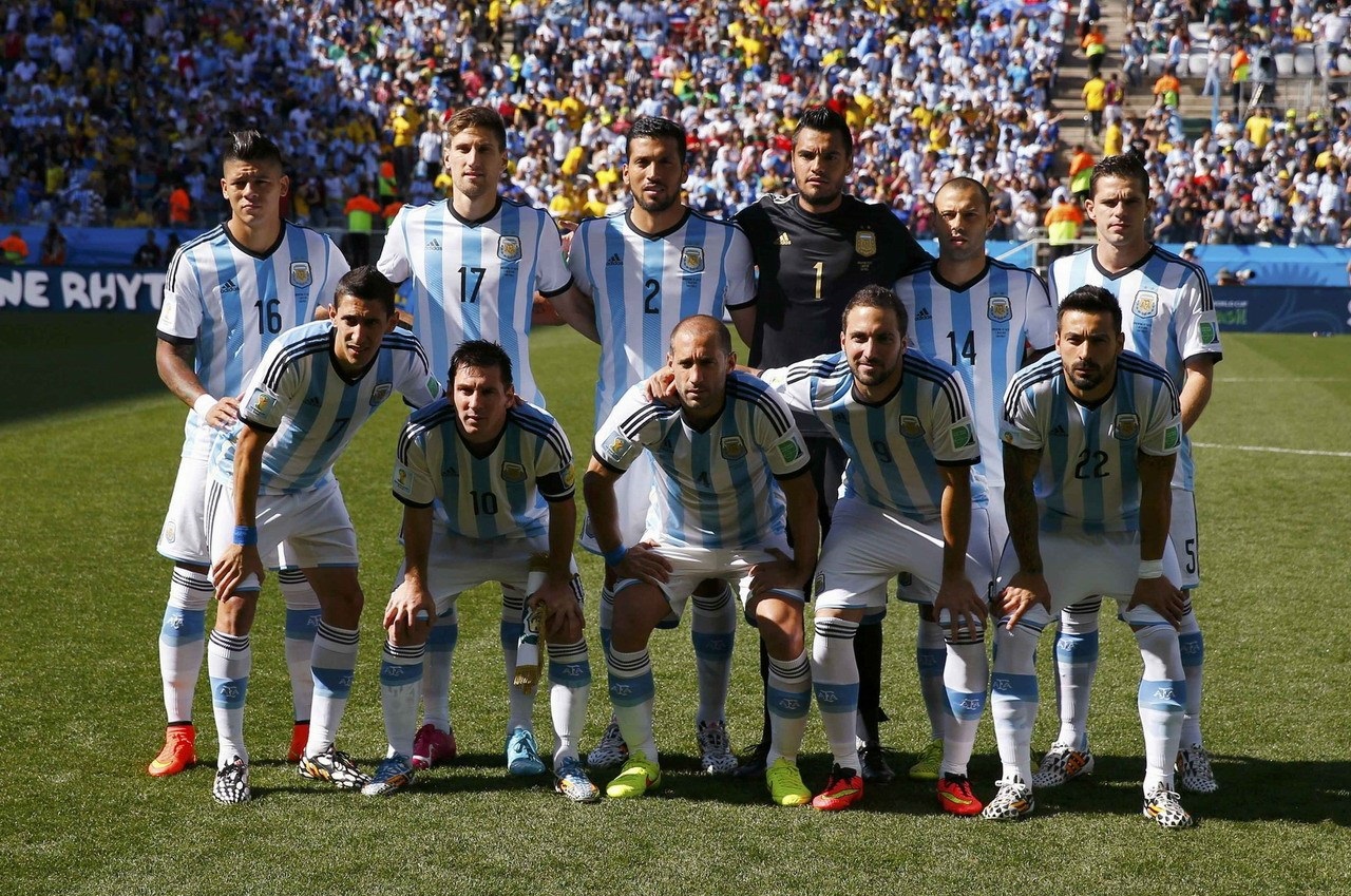 利物浦欧冠大名单：萨拉赫缺阵！范戴克领衔，维尔茨在列（利物浦公布欧冠名单：范戴克领军，萨拉赫缺席，维尔茨入选）